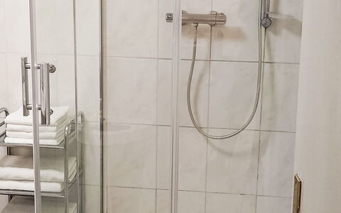 Bless: Armatur, Badezimmer, Duschkopf, Dusche, Installation, Brausenstange, Interior Design, Flooring, Duschtür, Fussboden