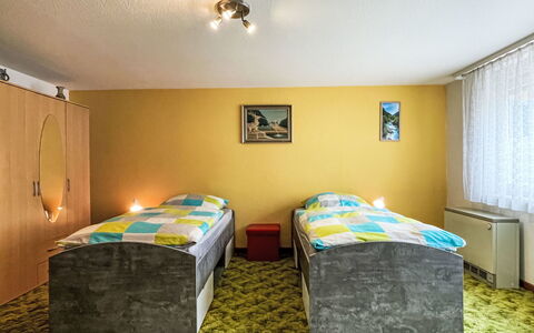 Bless: Flooring, Fussboden, Decke, Interior Design, Countertop, Küche, Cabinetry, Zimmer, Major Appliance, Light Fixture