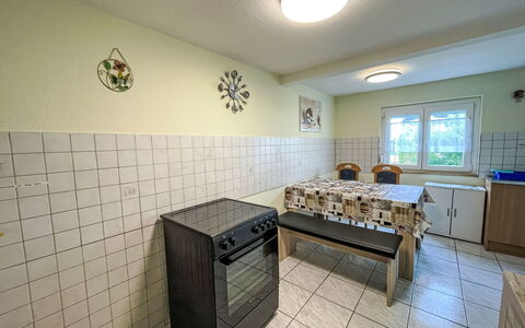 Bless: Flooring, Fussboden, Decke, Interior Design, Countertop, Küche, Cabinetry, Zimmer, Major Appliance, Light Fixture