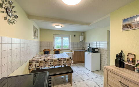 Bless: Flooring, Fussboden, Decke, Interior Design, Countertop, Küche, Cabinetry, Zimmer, Major Appliance, Light Fixture