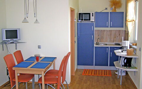 Goetheallee: Zimmer, Möbel, Esszimmer, Eigentum, Fussboden, Interior Design, Gebäude, Wand, Tabelle, Haus