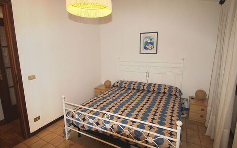 Tignale 150: Zimmer, Möbel, Eigentum, Bettrahmen, Bett, Schlafzimmer, Fussboden, Bettdecke, Decke, Interior Design