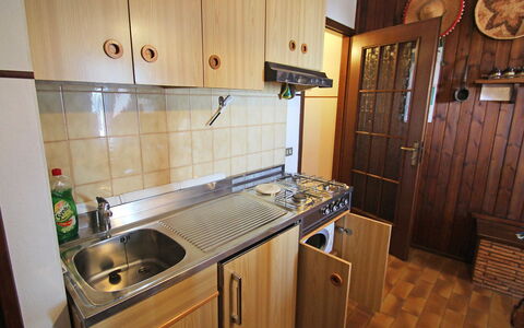 Tignale 150: Eigentum, Zimmer, Küche, Cabinetry, Countertop, Möbel, Major Appliance, Gebäude, Haus, Grundeigentum