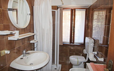 Tignale 150: Badezimmer, Zimmer, Eigentum, Armatur, Interior Design, Wand, Badezimmerschrank, Toilette, Bad Sink, Bad Zubehör