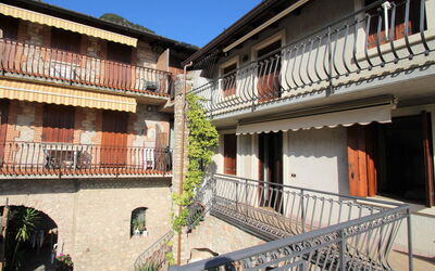 Tignale 150: Gebäude, Himmel, Pflanze, Eigentum, Fenster, Haus, Urban Design, Holz, Wohngebiet, Grundeigentum
