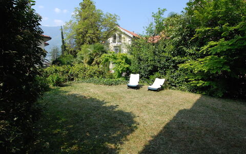 Villa Esperia: Baum, Eigentum, Gras, Natürliche Landschaft, Garten, Biome, Strauch, Grundstueck, Haus, Garten