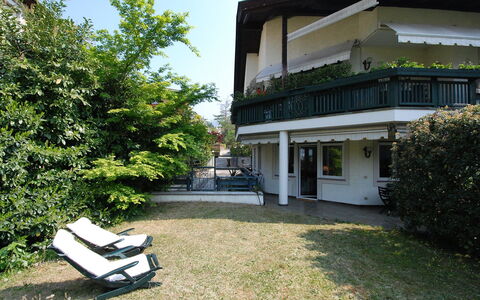 Villa Esperia: Eigentum, Haus, Gebäude, Zuhause, Grundeigentum, Die Architektur, Wohngebiet, Gras, Garten, Rasen