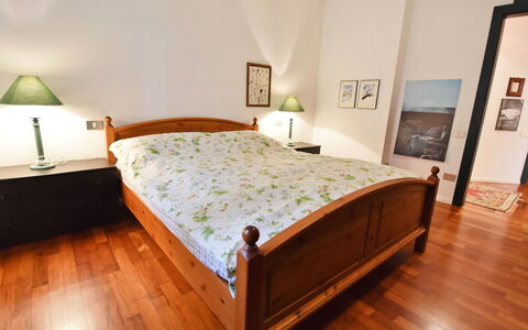 Villa Esperia: Schlafzimmer, Möbel, Bett, Zimmer, Eigentum, Bettrahmen, Bettdecke, Fussboden, Holzboden, Interior Design