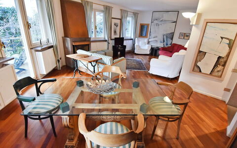 Villa Esperia: Zimmer, Eigentum, Möbel, Interior Design, Fussboden, Gebäude, Haus, Hartholz, Holzboden, Wohnzimmer