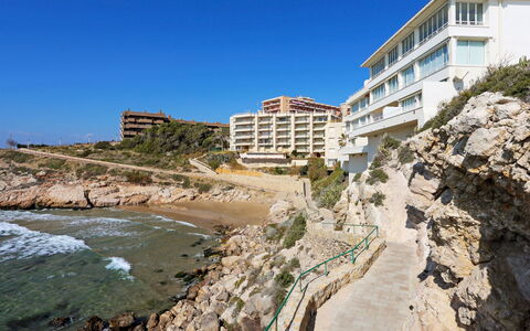 Salou 350: Wasser, Gebäude, Himmel, Pflanze, Azurblau, Fenster, Baum, Küsten Und Ozeanische Forms, Strand, Terrain