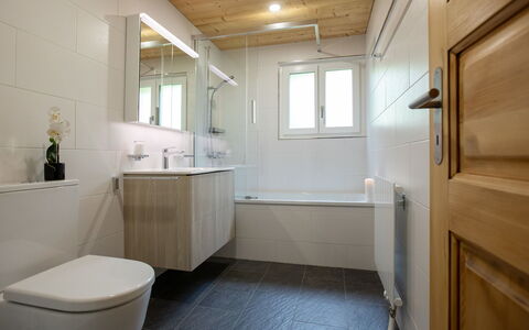 Villars 997: Spiegel, Sinken, Fenster, Armatur, Badezimmer, Fussboden, Flooring, Zapfhahn, Holz