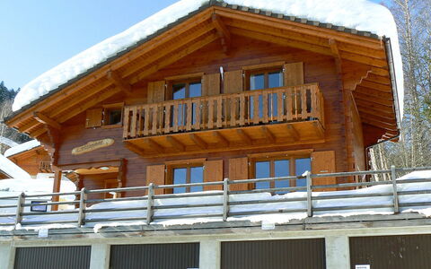 Escapade: Gebäude, Himmel, Fenster, Schnee, Holz, Haus, Steigung, Baum, Hütte, Abstellgleis