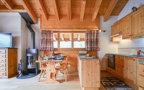 Ovronnaz 700: Möbel, Eigentum, Tabelle, Cabinetry, Holz, Küche, Die Architektur, Fenster, Interior Design, Regale