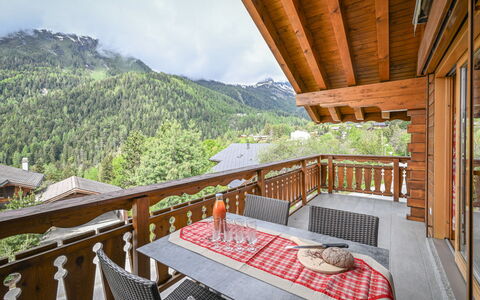 Ovronnaz 700: Eigentum, Himmel, Gebäude, Wolke, Pflanze, Holz, Baum, Die Architektur, Tabelle, Interior Design