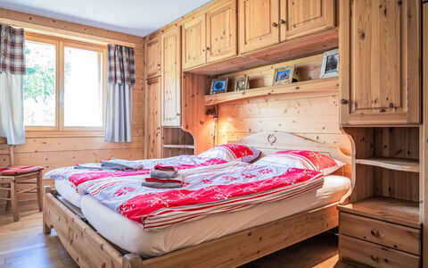Ovronnaz 700: Holz, Interior Design, Möbel, Zuhause, Schlafzimmer, Bett, Schublade, Zimmer, Cabinetry, Holzbeize