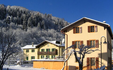 Villa Roduit: Himmel, Gebäude, Fenster, Eigentum, Berg, Schnee, Welt, Wolke, Haus, Steigung