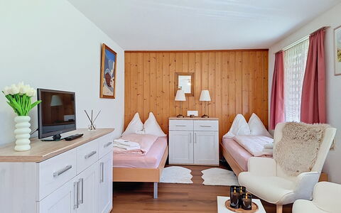 Grindelwald 255: Möbel, Interior Design, Bett, Schlafzimmer, Zimmer, Fussboden, Decke, Bedding, Bettdecke, Bettrahmen