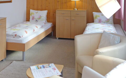 Grindelwald 255: Möbel, Eigentum, Komfort, Weiss, Cabinetry, Couch, Interior Design, Holz, Textil, Beleuchtung