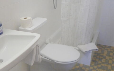 Grindelwald 255: Armatur, Toilleten Sitz, Bad Sink, Eigentum, Toilette, Badezimmer, Lila, Zapfhahn, Interior Design