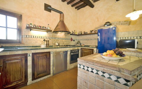 Le Rondini: Countertop, Eigentum, Zimmer, Küche, Fliese, Gebäude, Fussboden, Möbel, Herd, Interior Design