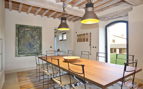La Maccinaia 14: Zimmer, Esszimmer, Decke, Möbel, Eigentum, Interior Design, Gebäude, Tabelle, Gelb, Fussboden
