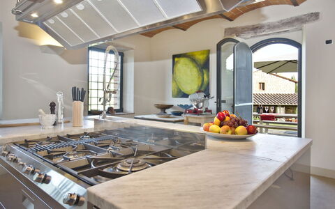 La Maccinaia 14: Countertop, Eigentum, Zimmer, Gelb, Decke, Interior Design, Gebäude, Küche, Möbel, Zuhause