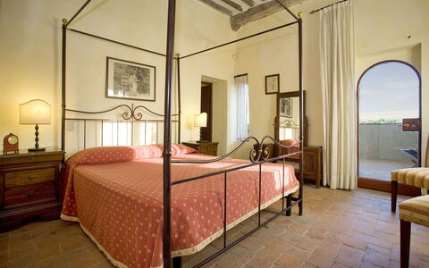 La Loggia 13: Schlafzimmer, Bett, Möbel, Zimmer, Eigentum, Bettrahmen, Bettdecke, Interior Design, Gebäude, Bedding
