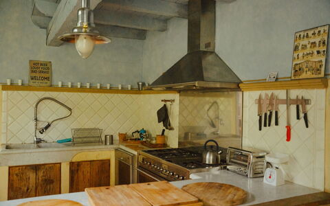 La Cenerara: Küche, Flooring, Holz, Interior Design, Countertop, Küchengerät, Fussboden, Decke, Herd, Möbel