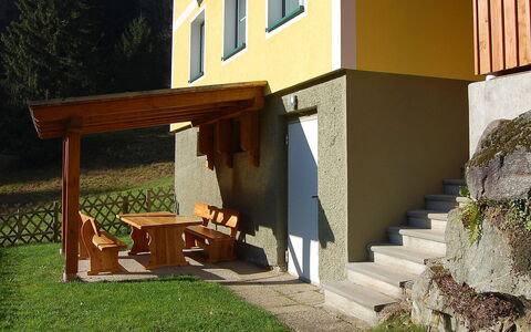 Krechen Alm: Pflanze, Gebäude, Blatt, Fenster, Schatten, Außenbank, Holz, Grundstueck, Gartenmöbel, Gras