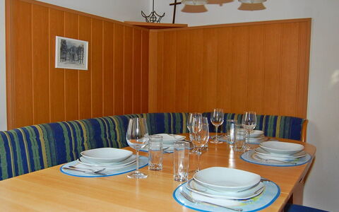 Krechen Alm: Zimmer, Esszimmer, Tabelle, Orange, Eigentum, Möbel, Interior Design, Restaurant, Geschirr, Drinkware
