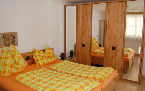 Krechen Alm: Schlafzimmer, Bett, Möbel, Bettdecke, Zimmer, Bedding, Matratze, Eigentum, Bettrahmen, Fussboden