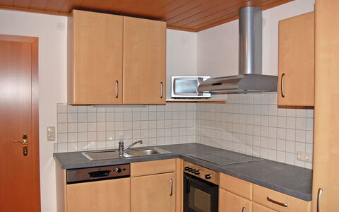 Krechen Alm: Eigentum, Cabinetry, Zimmer, Küche, Countertop, Möbel, Orange, Interior Design, Haus, Gebäude