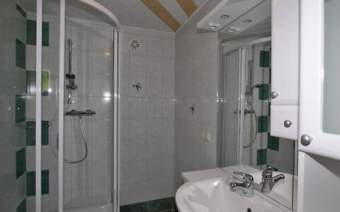 Krechen Alm: Badezimmer, Zimmer, Eigentum, Armatur, Die Architektur, Haus, Grundeigentum, Glas, Gebäude, Interior Design