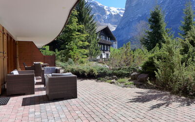 Grindelwald 260: Möbel, Gebirge, Flagstone, Gartenmöbel, Garten, Stuhl, Schatten, Alpen, Lärche