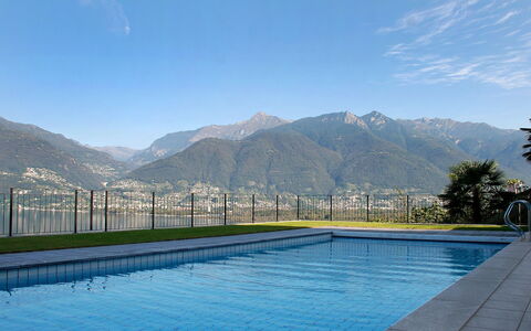 Top Lakeview: Schwimmbad, Himmel, Blau, Berg, Eigentum, Gebirge, Wasser, Freizeit, Grundeigentum, See