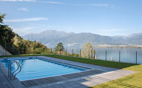 Top Lakeview: Wasser, Himmel, Wolke, Wasservorräte, Azurblau, Rechteck, Berg, Schwimmbad, Die Architektur, Gras