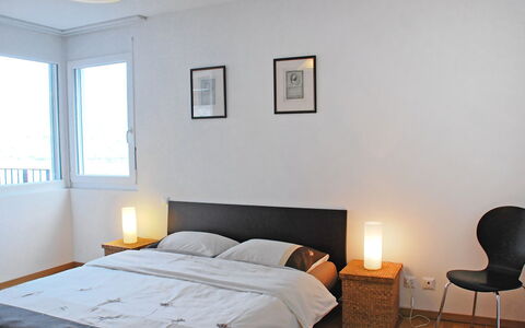 Top Lakeview: Schlafzimmer, Zimmer, Möbel, Bett, Eigentum, Fussboden, Interior Design, Wand, Bettrahmen, Bettdecke