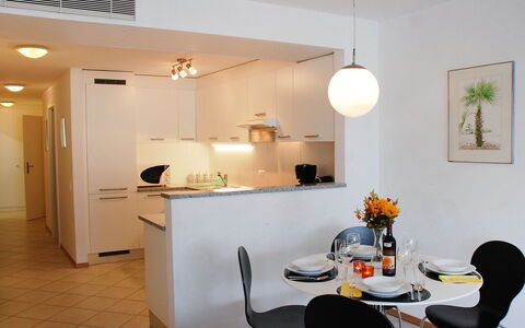 Top Lakeview: Zimmer, Eigentum, Interior Design, Gebäude, Möbel, Haus, Decke, Beleuchtung, Fussboden, Tabelle