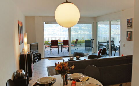 Top Lakeview: Zimmer, Esszimmer, Interior Design, Gelb, Eigentum, Möbel, Tabelle, Gebäude, Restaurant, Zuhause