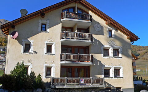 Chesa Mezzaun: Himmel, Gebäude, Eigentum, Fenster, Pflanze, Haus, Urban Design, Nachbarschaft, Wand, Materialeigenschaft