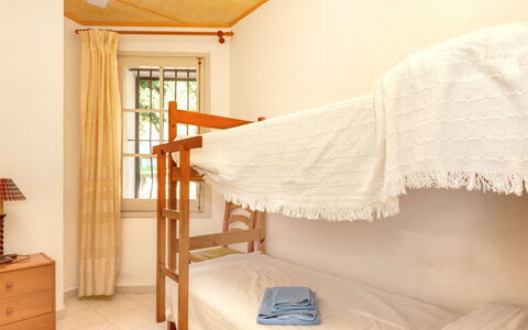 La Rectoria Ii: Möbel, Eigentum, Komfort, Holz, Schatten, Textil, Interior Design, Cabinetry, Fenster, Bettrahmen