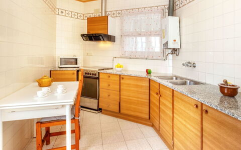 La Rectoria Ii: Cabinetry, Spüle, Möbel, Countertop, Sinken, Eigentum, Zapfhahn, Armatur, Holz, Küche