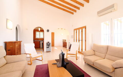 Grand Lusianna: Zimmer, Wohnzimmer, Eigentum, Interior Design, Möbel, Gebäude, Haus, Grundeigentum, Decke, Tabelle