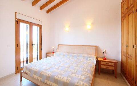 Grand Lusianna: Schlafzimmer, Bett, Möbel, Zimmer, Eigentum, Bettdecke, Decke, Bettrahmen, Wand, Fussboden