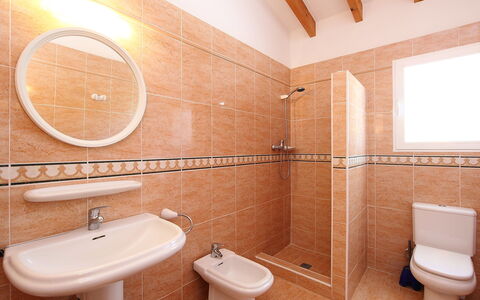 Grand Lusianna: Badezimmer, Eigentum, Zimmer, Interior Design, Wand, Toilette, Armatur, Haus, Toilleten Sitz, Fliese