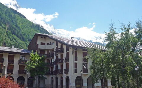 Chamonix 780: Wolke, Himmel, Eigentum, Gebäude, Pflanze, Fenster, Baum, Die Architektur, Urban Design, Wohngebiet