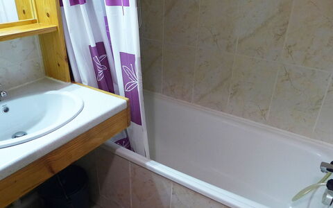 Chamonix 780: Badezimmer, Lila, Duschvorhang, Eigentum, Zimmer, Fliese, Wand, Fussboden, Armatur, Toilette