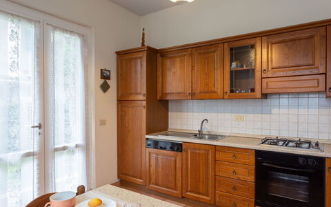 Antonia: Countertop, Cabinetry, Zimmer, Eigentum, Möbel, Küche, Gebäude, Interior Design, Haus, Fussboden