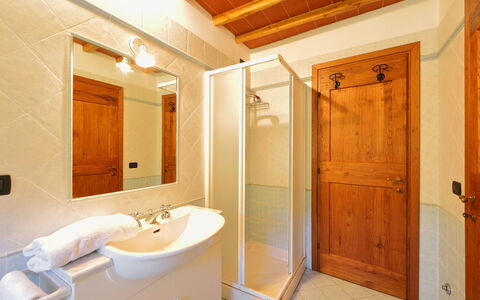 Greve in Chianti 840: Spiegel, Zapfhahn, Sinken, Armatur, Eigentum, Bad Sink, Badezimmer, Tür, Interior Design