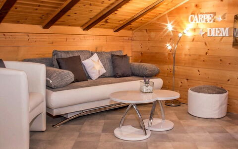 Kelly: Zimmer, Eigentum, Interior Design, Möbel, Wohnzimmer, Fussboden, Dachboden, Gebäude, Tabelle, Wand